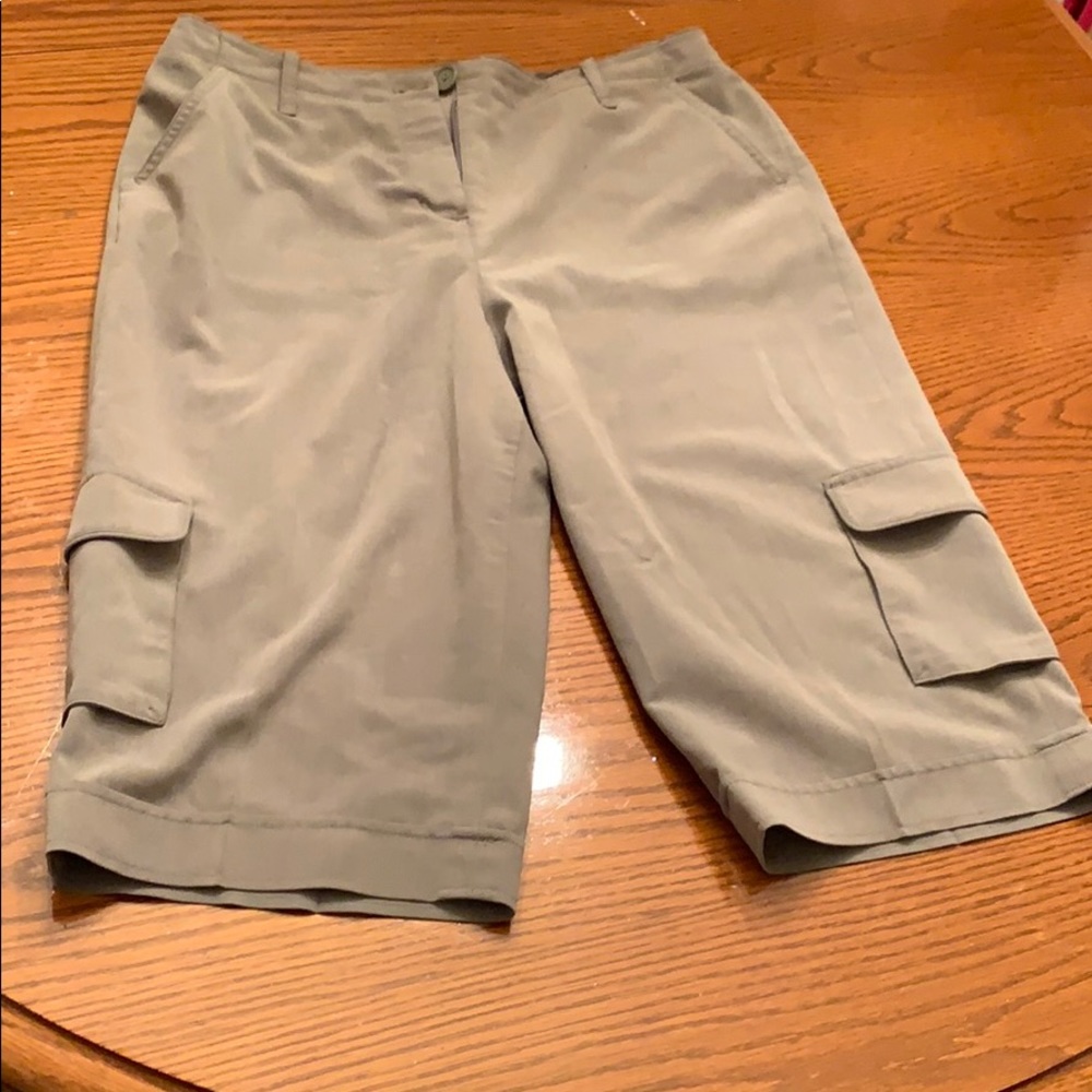 Larry Levine size 10 navy green shorts w/6 pockets